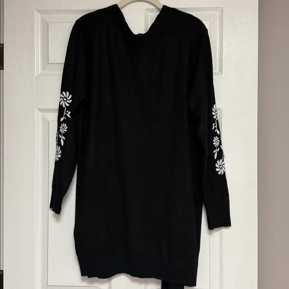 Auudre Black Open-Front Cardigan with White Floral Embroidery - Picture 3 of 3